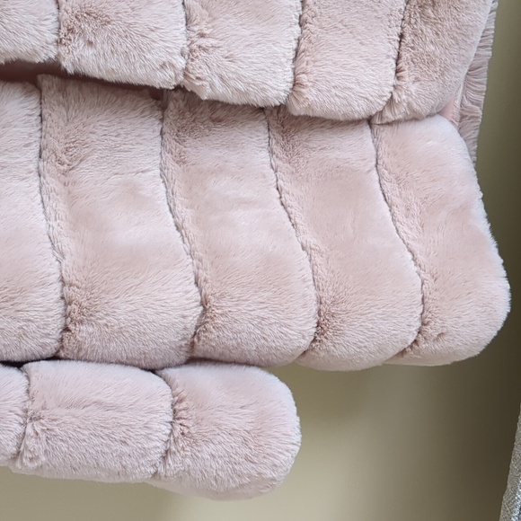 QIYE Pink Faux Fur Coat Plush Warm Has Pockets Hook and Eye Front Closure - Picture 5 of 13